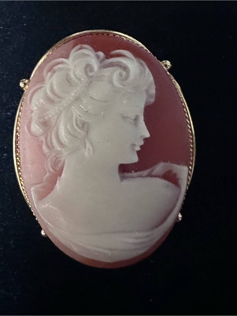 418- Vtge. White Cameo Brooch on Pink Base resin/celluloid